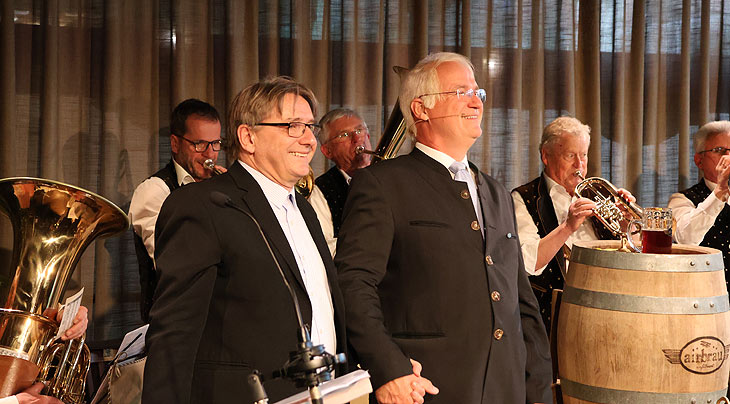 Aviator Anstich 2024 und Derblecken am Flughafen: Ingo Anspach (li.) hatte die regionalen Inhalten zum Derblecken durch Wolfgang Krebs alias Edmund Stoiber vorbereitet (©Foto: Martin Schmitz)